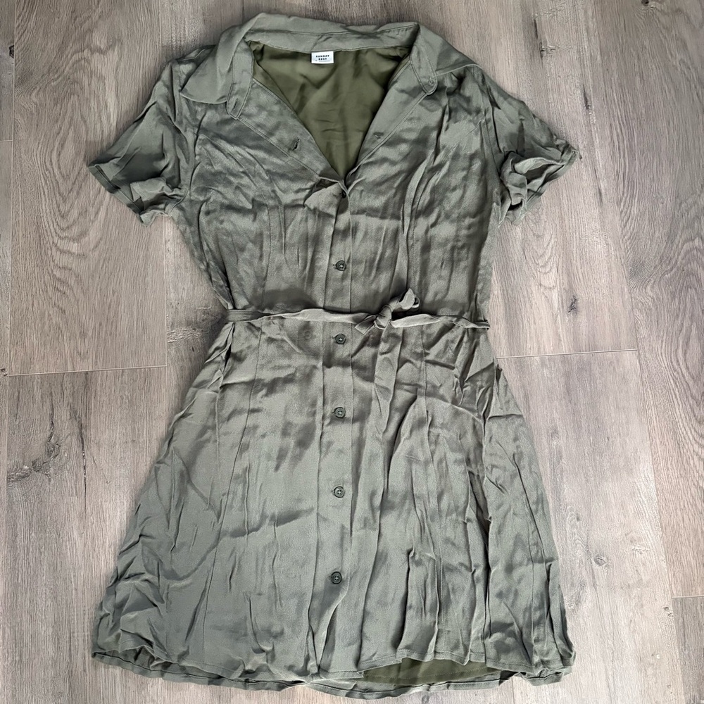 (D7) Aritzia Sunday Best Olive Green Button-Up Dress with tie - sz. M